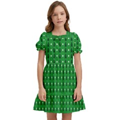 Green Christmas Tree Pattern Background Kids  Puff Sleeved Dress by Amaryn4rt