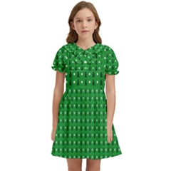 Green Christmas Tree Pattern Background Kids  Bow Tie Puff Sleeve Dress by Paksenen